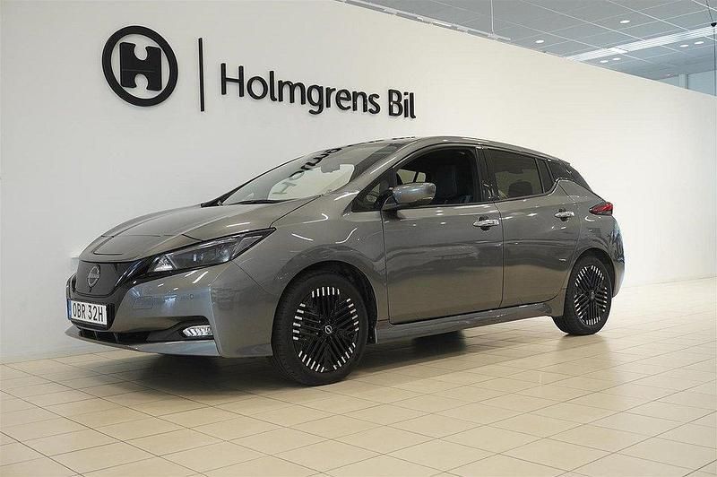Grå Begagnad 2022 Nissan Leaf Tekna Halvkombi | 174 800 kr (Marknadspris) - Bild 1/4
