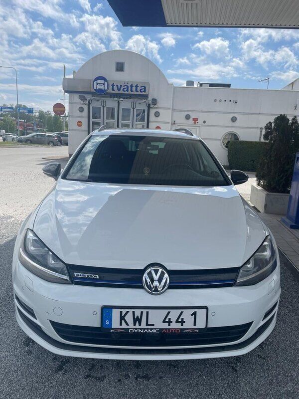 Vit Begagnad 2017 VW Golf VII Kombi | 140 000 kr (Marknadspris) - Bild 1/4
