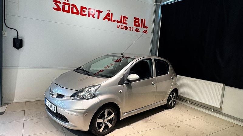 Ljusbrun Begagnad 2008 Toyota Aygo Halvkombi | 54 900 kr (Marknadspris) - Bild 1/4