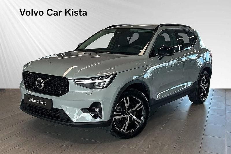 Grå Begagnad 2024 Volvo XC40 Plus SUV | 429 900 kr (Dyr) - Bild 1/3