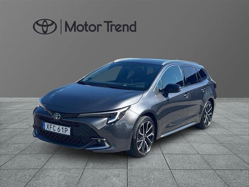 Mörkgrå (grå) Begagnad 2025 Toyota Corolla Executive Kombi | 389 000 kr (Dyr) - Bild 1/4
