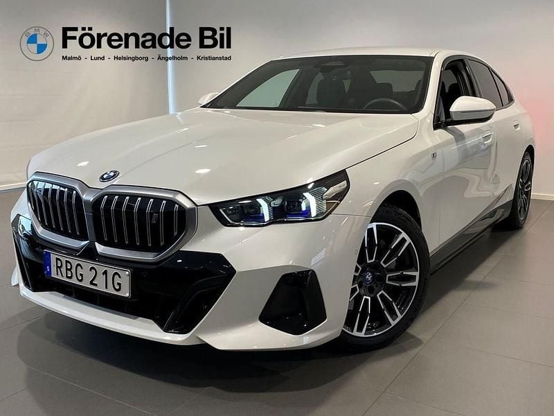 Vit Begagnad 2024 BMW i5 M Sport Sedan | 629 000 kr - Bild 1/4