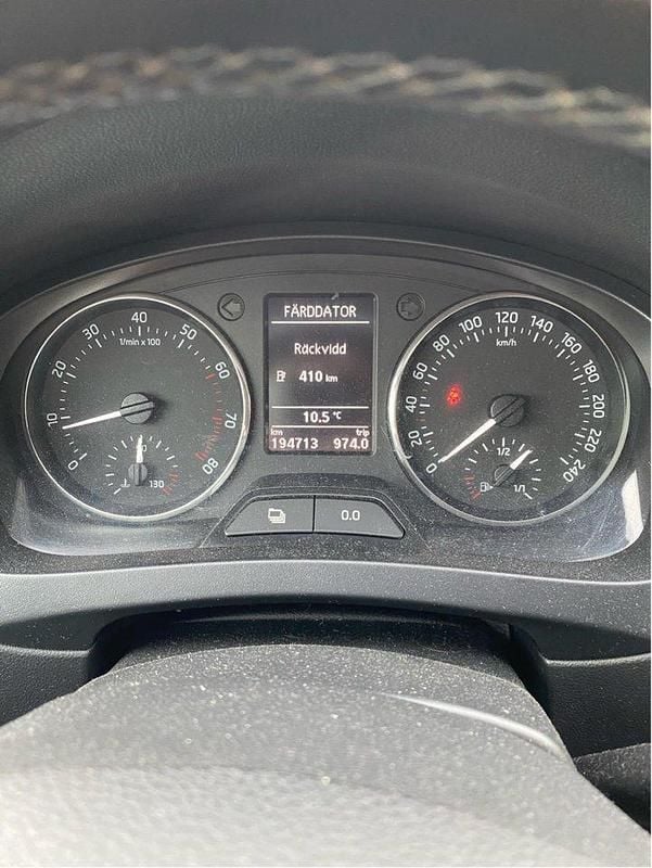Grå Begagnad 2013 Skoda Rapid Halvkombi | 52 000 kr (Marknadspris) - Bild 1/4