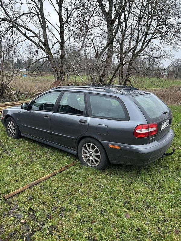 Grå Begagnad 2003 Volvo V40 Kombi | 8 500 kr (Bra pris) - Bild 1/4