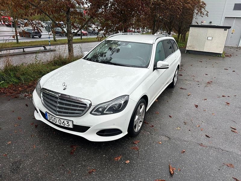 Vit Begagnad 2014 Mercedes E220 Classic Kombi | 64 500 kr (Superpris) - Bild 1/4