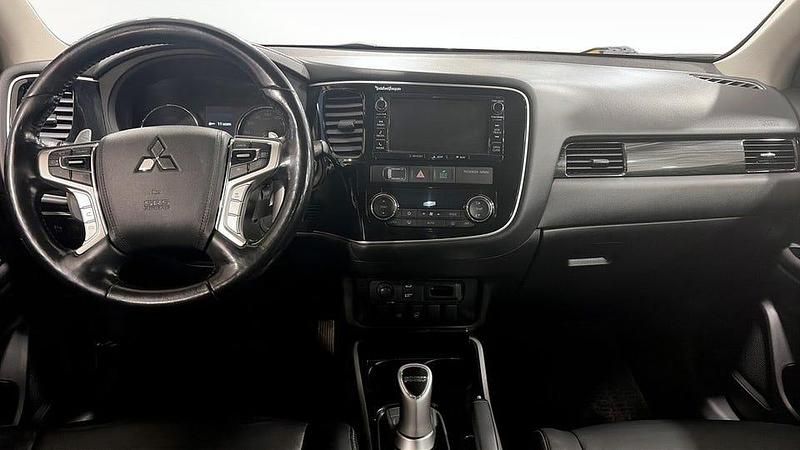 Begagnad Mitsubishi Outlander 203 HK (149 kW) 2015 Vit SUV