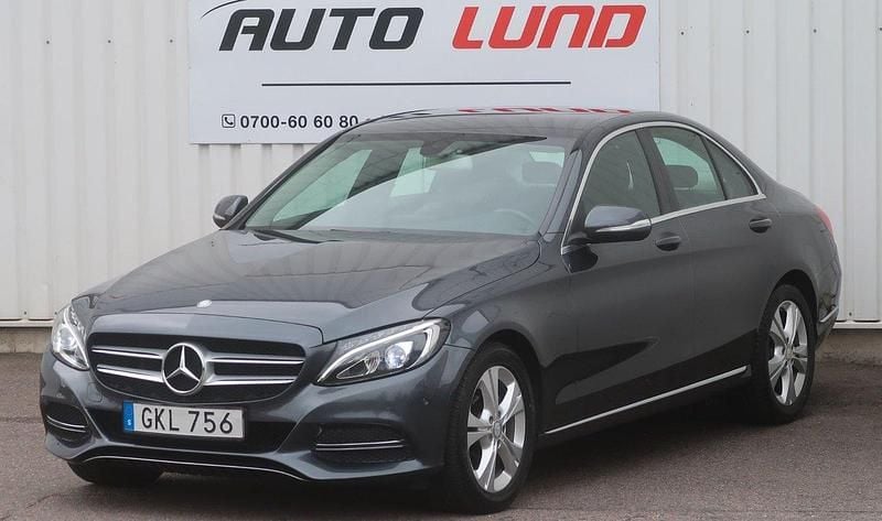 Mörkgrå (gråmetallic) Begagnad 2015 Mercedes C180 Avantgarde Sedan | 165 000 kr (Marknadspris) - Bild 1/4