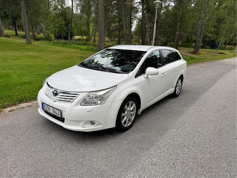 Vit Begagnad 2009 Toyota Avensis Multidrive S Kombi | 58 000 kr (Marknadspris) - Bild 1/4