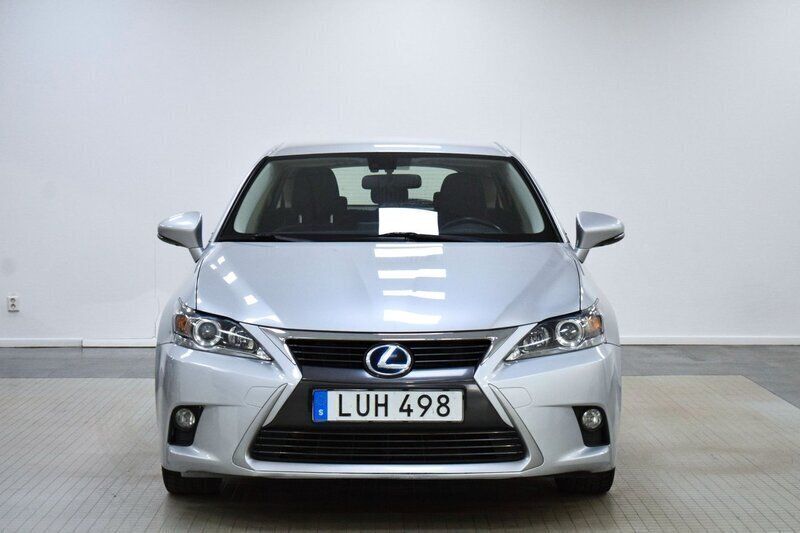 Silver Begagnad 2015 Lexus CT200h Halvkombi | 139 900 kr (Marknadspris) - Bild 1/4