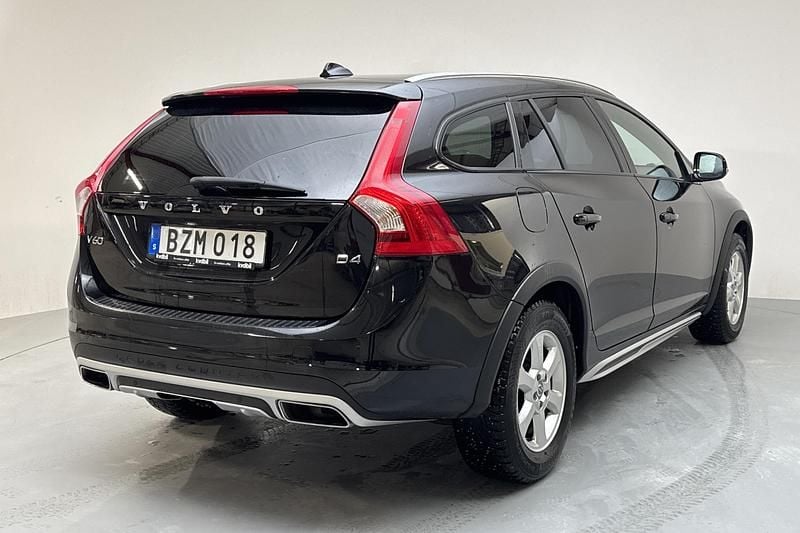 Begagnad Volvo V60 CC Momentum 190 HK (139 kW) 2016 Svart Kombi