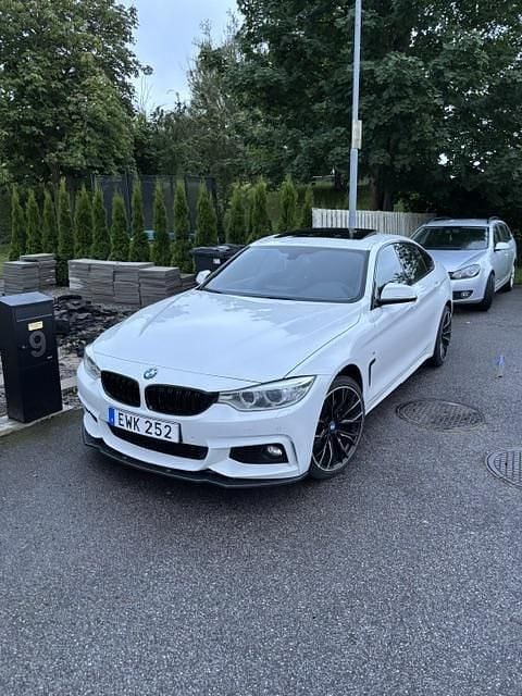 Vit Begagnad 2015 BMW 428 Gran Coupé M Sport Sportkupé | 235 000 kr (Lite dyr) - Bild 1/4