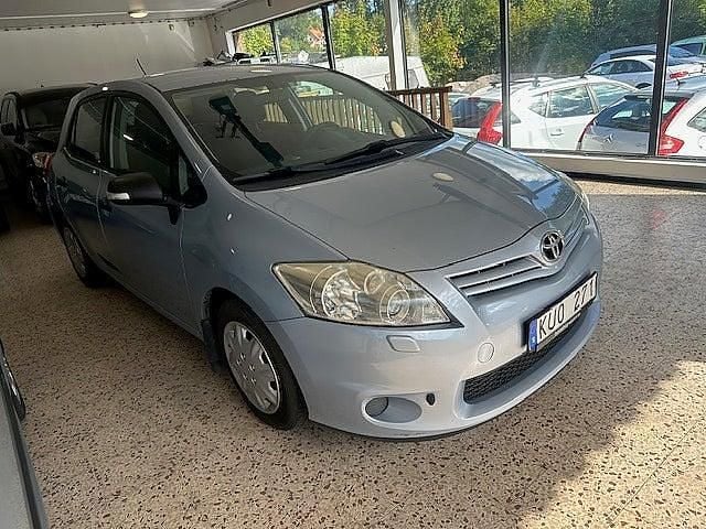 Begagnad Toyota Auris Life 90 HK (66 kW) 2010 Ljusblå Halvkombi