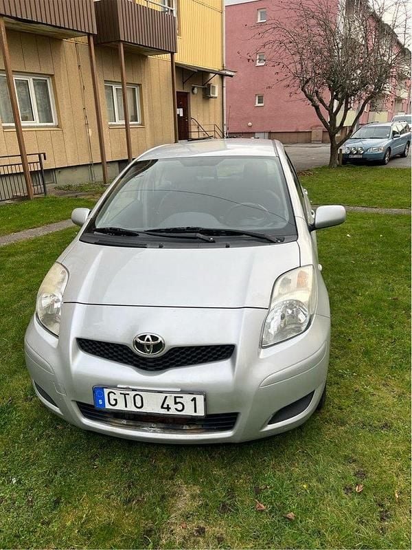 Silver Begagnad 2010 Toyota Yaris Halvkombi | 25 500 kr (Marknadspris) - Bild 1/4