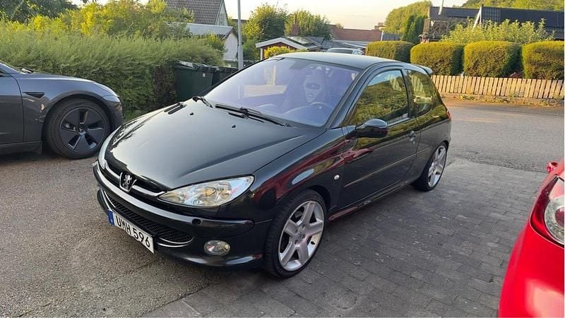 Svart Begagnad 2004 Peugeot 206 RC Halvkombi | 16 000 kr (Marknadspris) - Bild 1/4