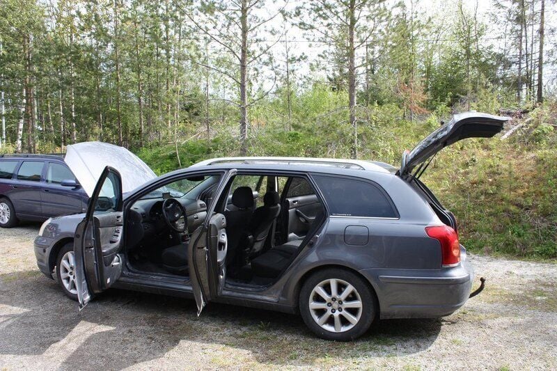 Grå Begagnad 2005 Toyota Avensis Kombi | 3 000 kr (Superpris) - Bild 1/4
