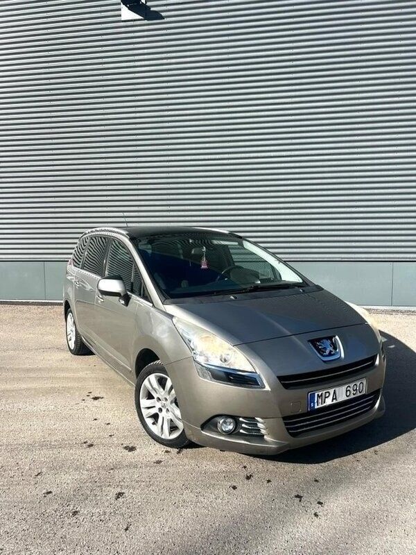 Ljusgrå Begagnad 2010 Peugeot 5008 Minibuss | 53 000 kr (Marknadspris) - Bild 1/4