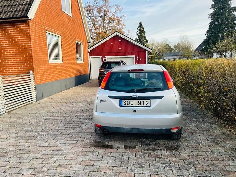 Begagnad 2001 Ford Focus Halvkombi | 15 000 kr (Superpris) - Bild 1/4