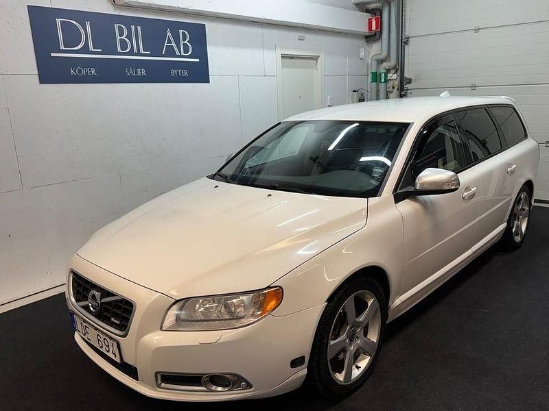 Vit Begagnad 2011 Volvo V70 R-Design Kombi | 79 900 kr (Marknadspris) - Bild 1/4