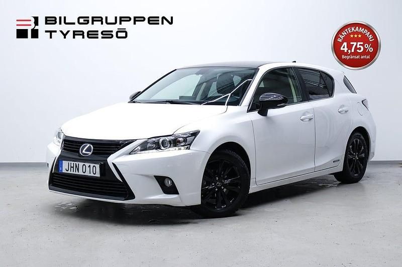 Vit Begagnad 2017 Lexus CT200h Halvkombi | 189 900 kr - Bild 1/4