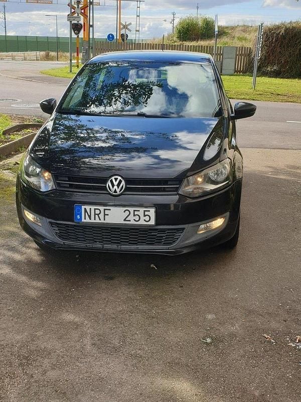 Svart Begagnad 2010 VW Polo Halvkombi | 49 500 kr (Bra pris) - Bild 1/4