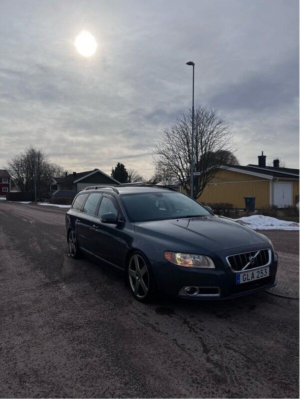Grå Begagnad 2008 Volvo V70 Kombi | 40 000 kr (Marknadspris) - Bild 1/4