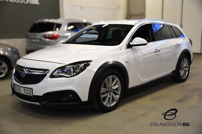 Begagnad Opel Insignia Country Tourer Business 163 HK (119 kW) 2013 Vit Kombi