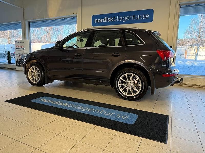 Begagnad Audi Q5 Design 170 HK (125 kW) 2011 Grå metallic SUV
