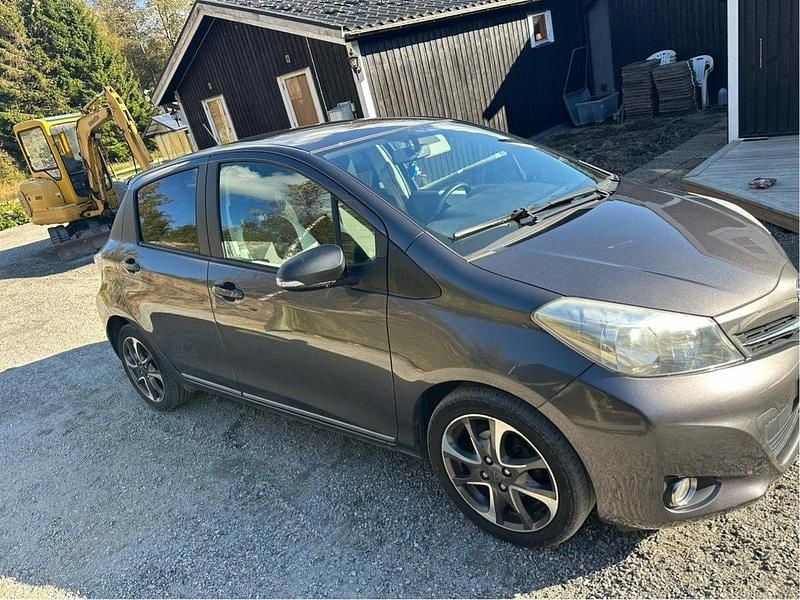 Grå Begagnad 2013 Toyota Yaris Trend Halvkombi | 89 000 kr (Marknadspris) - Bild 1/4