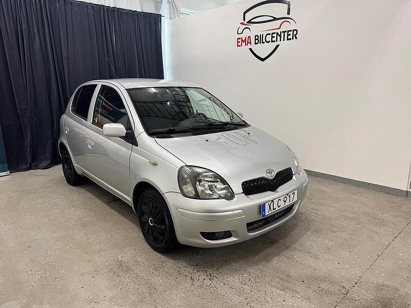 Begagnad Toyota Yaris 65 HK (47 kW) 2005 Silver Halvkombi