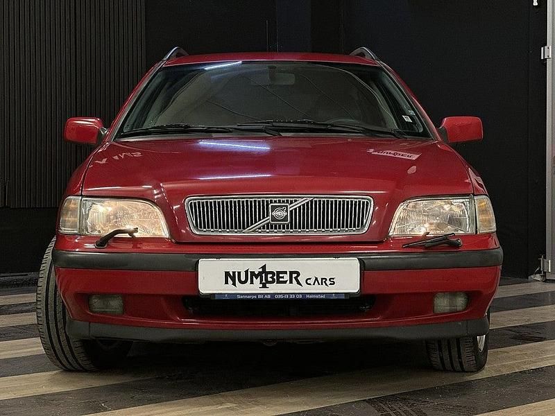 Begagnad Volvo V40 SE 105 HK (77 kW) 1998 Röd Kombi