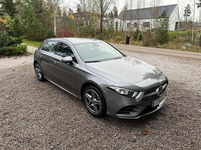Grå Begagnad 2021 Mercedes A250 AMG Halvkombi | 278 000 kr (Bra pris) - Bild 1/4