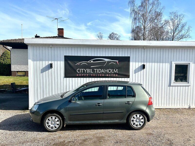 Grön Begagnad 2004 VW Golf IV Trendline Halvkombi | 24 500 kr (Marknadspris) - Bild 1/4