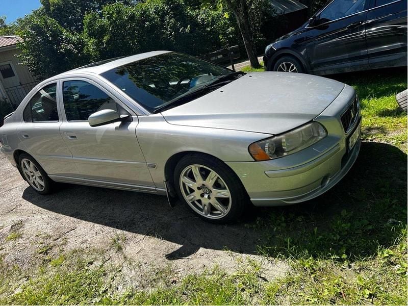 Silver Begagnad 2006 Volvo S60 Sedan | 55 000 kr (Lite dyr) - Bild 1/4