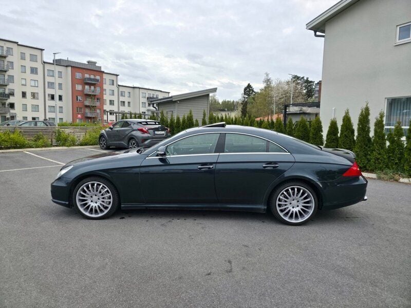 Mörkblå Begagnad 2005 Mercedes CLS55 AMG AMG Sportkupé | 199 000 kr - Bild 1/4