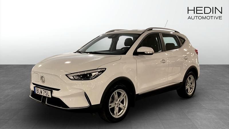 Vit (white) Begagnad 2022 MG ZS Comfort Sedan | 239 900 kr (Marknadspris) - Bild 1/4