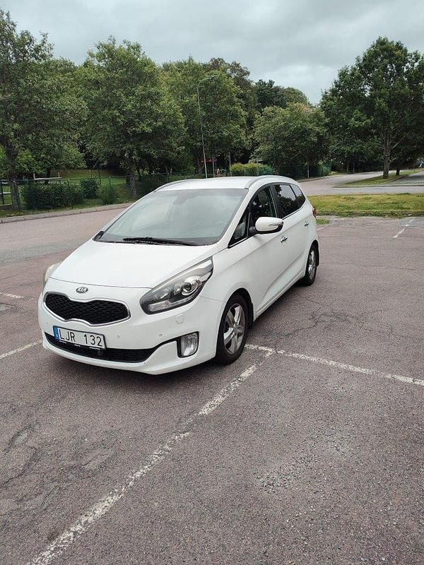 Vit Begagnad 2014 Kia Carens Minibuss | 80 000 kr (Marknadspris) - Bild 1/4