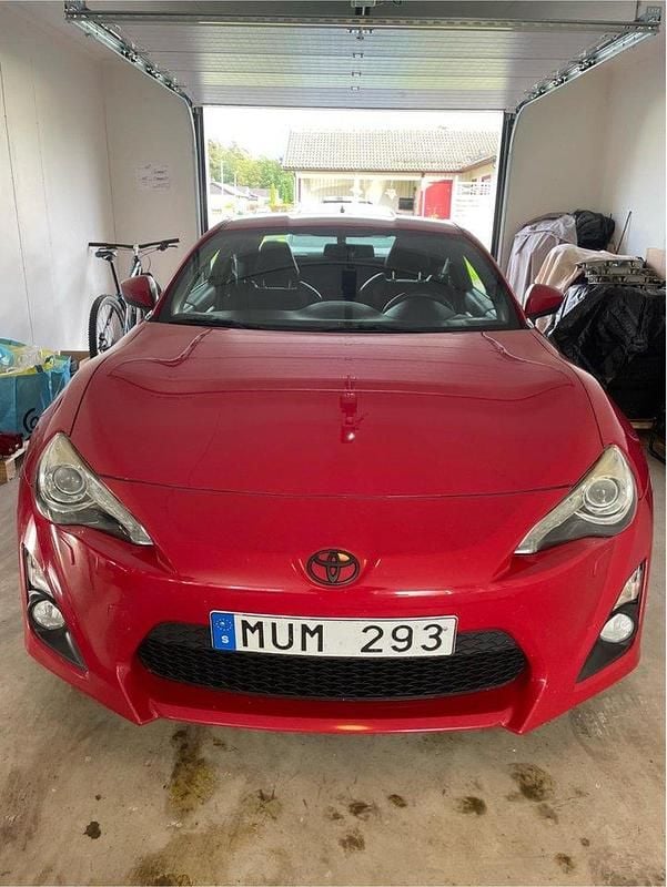 Röd Begagnad 2012 Toyota GT86 GT Sportkupé | 170 000 kr - Bild 1/4