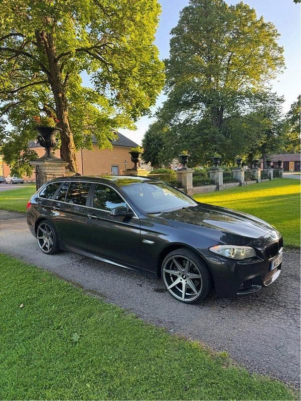 Grå Begagnad 2013 BMW 525 M Sport Kombi | 120 000 kr (Lite dyr) - Bild 1/4