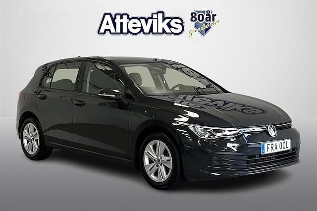 Grå Begagnad 2022 VW Golf VIII Life Halvkombi | 228 900 kr (Marknadspris) - Bild 1/4