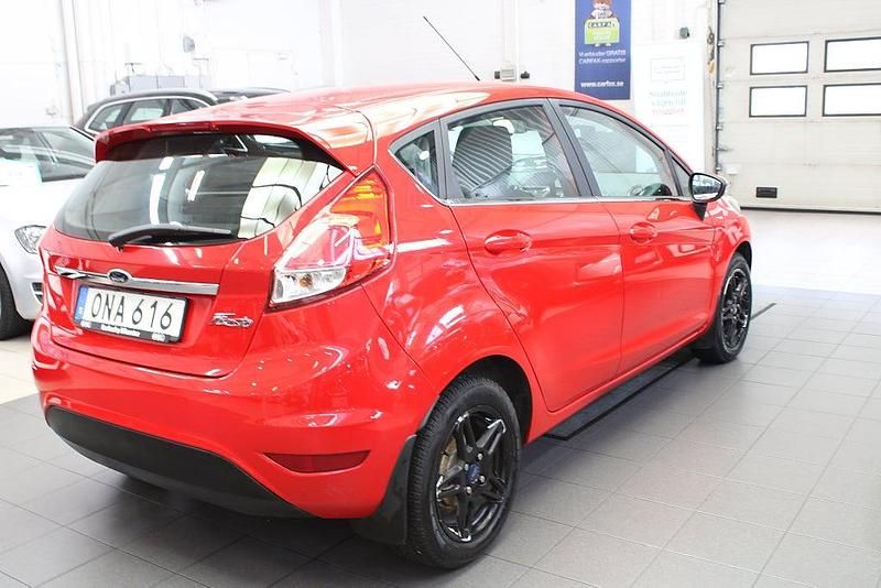 Begagnad Ford Fiesta Titanium 81 HK (59 kW) 2014 Röd Halvkombi