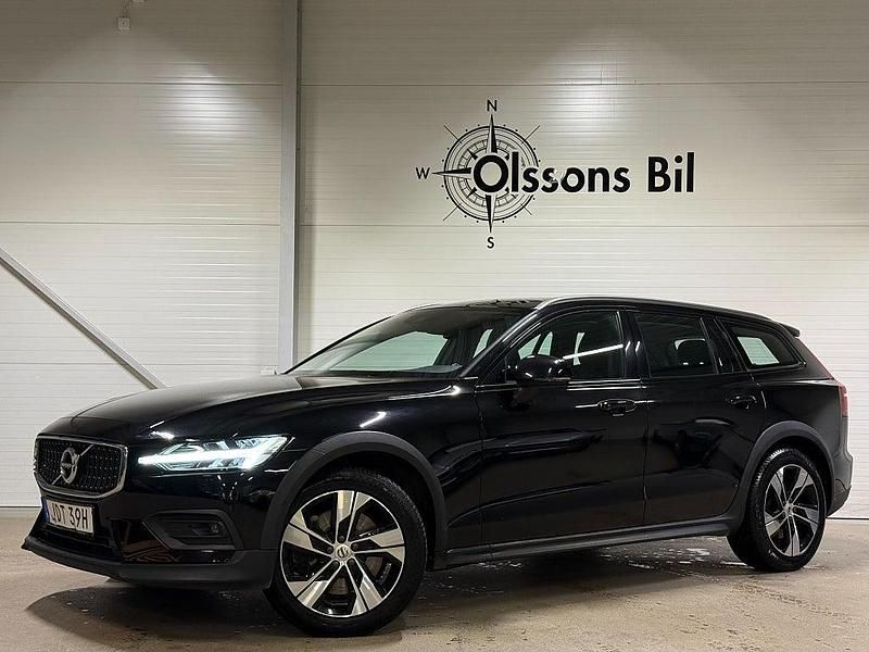 Svart Begagnad 2019 Volvo V60 CC Momentum Kombi | 279 900 kr (Marknadspris) - Bild 1/4