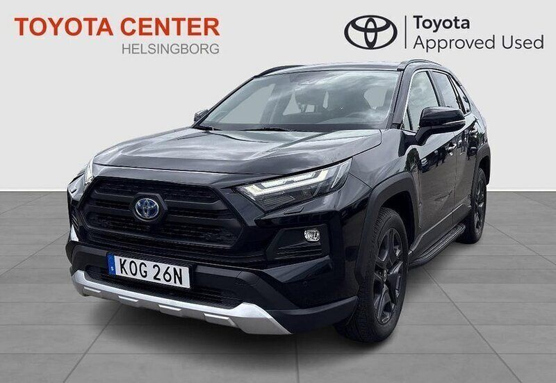 Svart Begagnad 2023 Toyota RAV4 Hybrid SUV | 489 500 kr (Dyr) - Bild 1/4