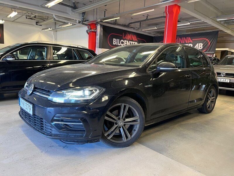 Svart Begagnad 2018 VW Golf VII R-line Halvkombi | 179 900 kr (Marknadspris) - Bild 1/4