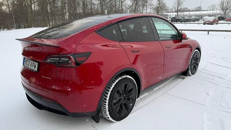 Röd Begagnad 2021 Tesla Model Y Long Range AWD SUV | 369 000 kr (Marknadspris) - Bild 1/4