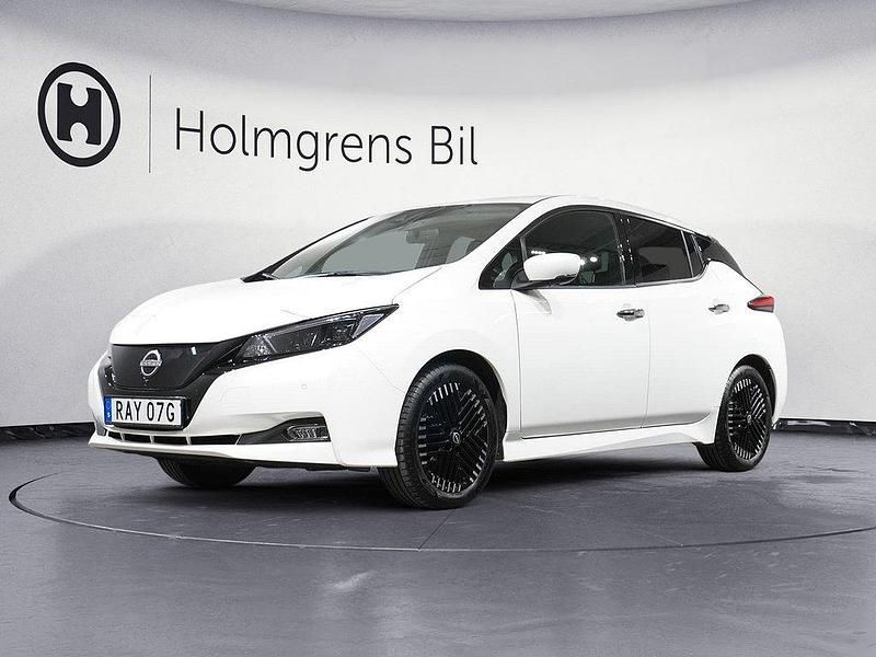 Vit Begagnad 2023 Nissan Leaf 360º Halvkombi | 208 800 kr (Marknadspris) - Bild 1/4