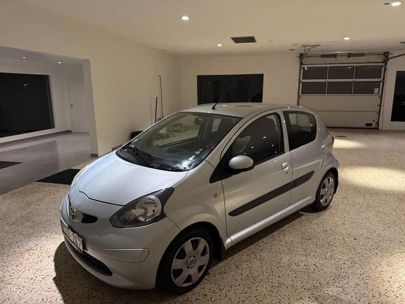Silver Begagnad 2007 Toyota Aygo Halvkombi | 28 900 kr (Marknadspris) - Bild 1/4