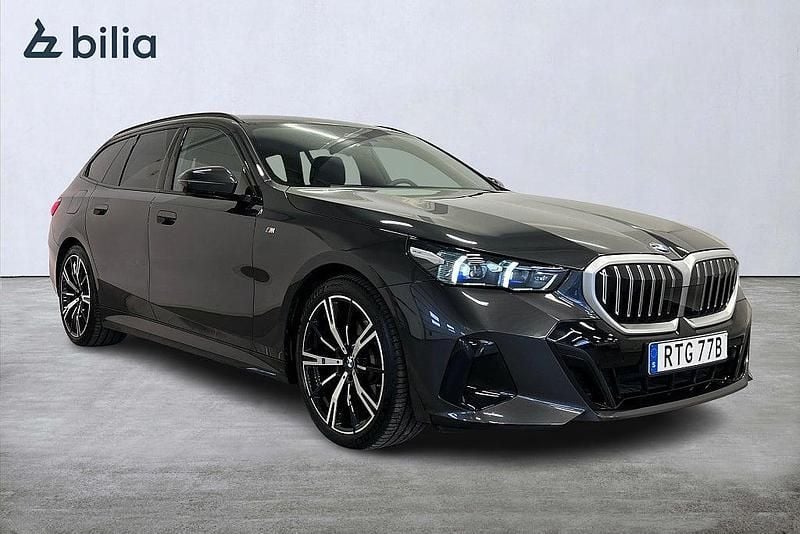 Grå Begagnad 2025 BMW 520 M Sport Kombi | 599 000 kr (Marknadspris) - Bild 1/4