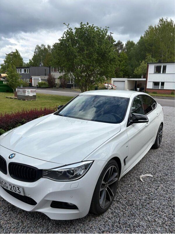 Vit Begagnad 2016 BMW 320 Gran Turismo M Sport Halvkombi | 190 000 kr (Marknadspris) - Bild 1/4