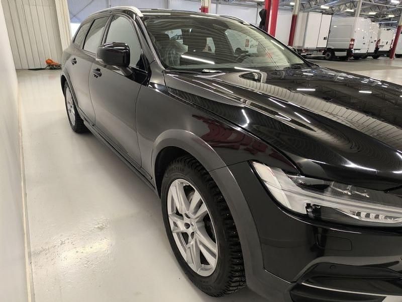 Begagnad Volvo V90 CC Momentum 190 HK (139 kW) 2019 Svart Kombi