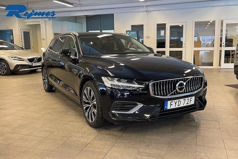 Begagnad Volvo V60 Core 253 HK (186 kW) 2022 Svart Kombi